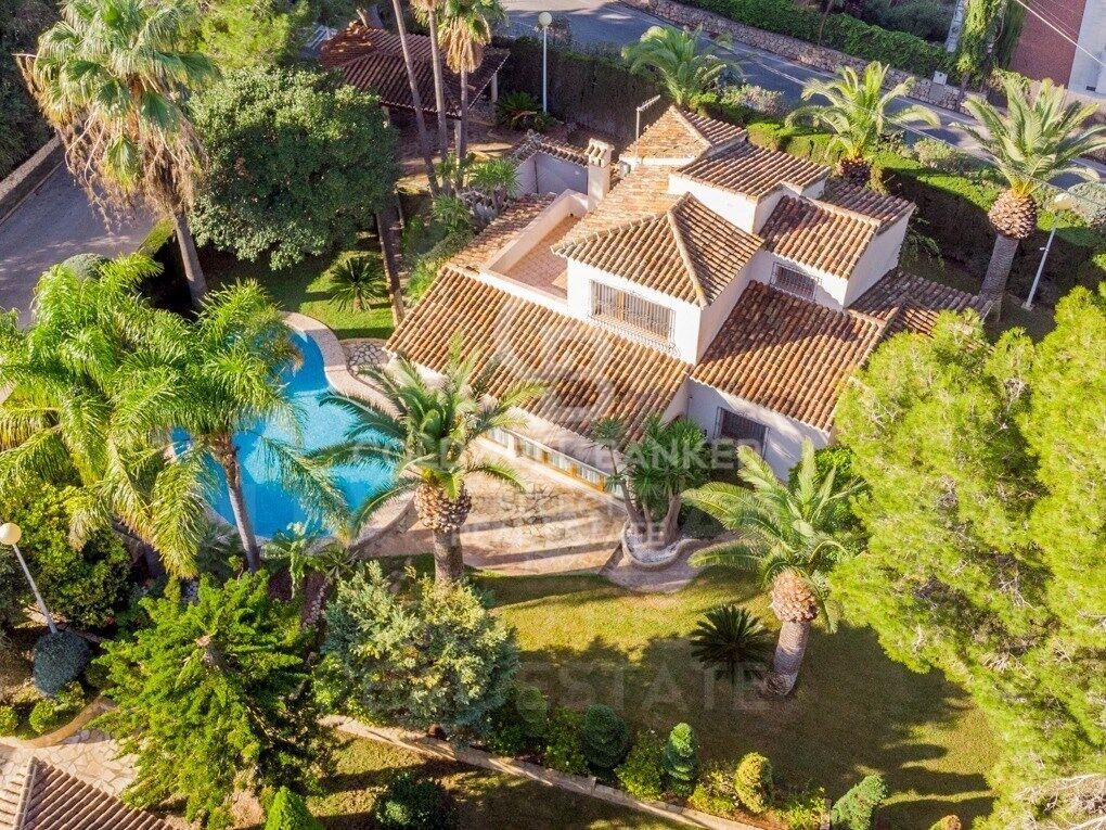 Beautiful family villa with garden