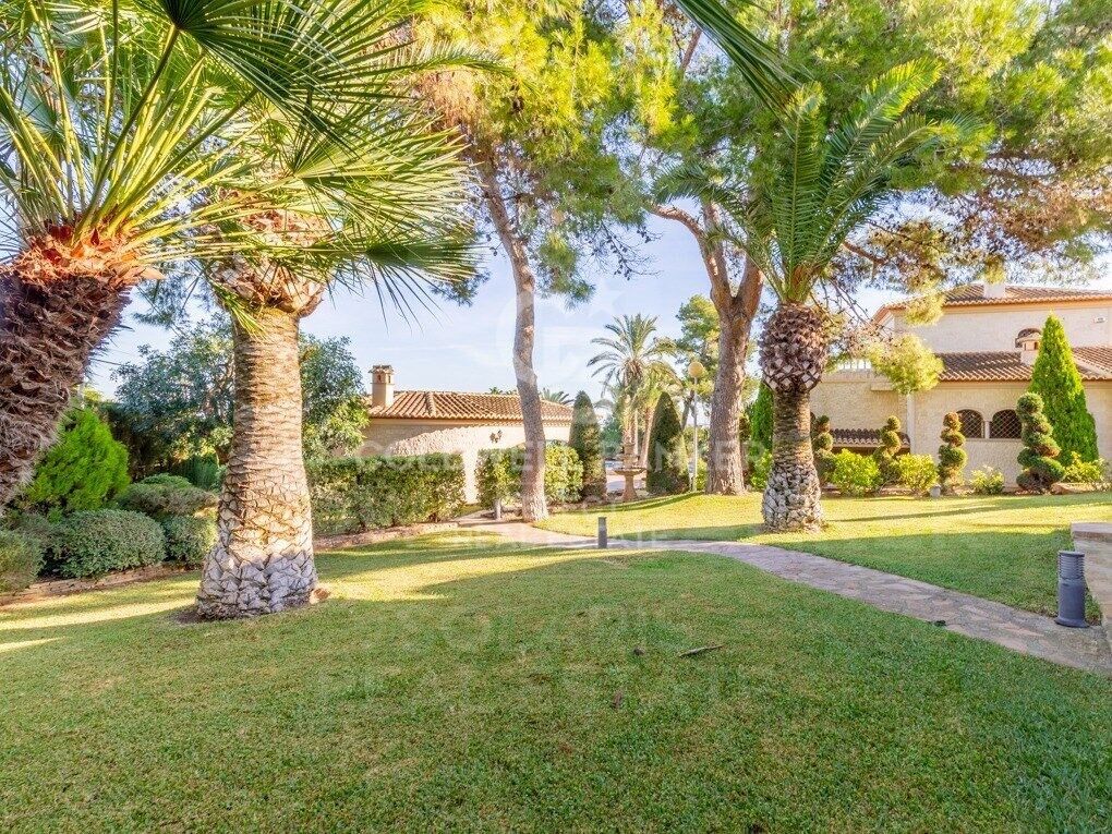 Beautiful family villa with garden