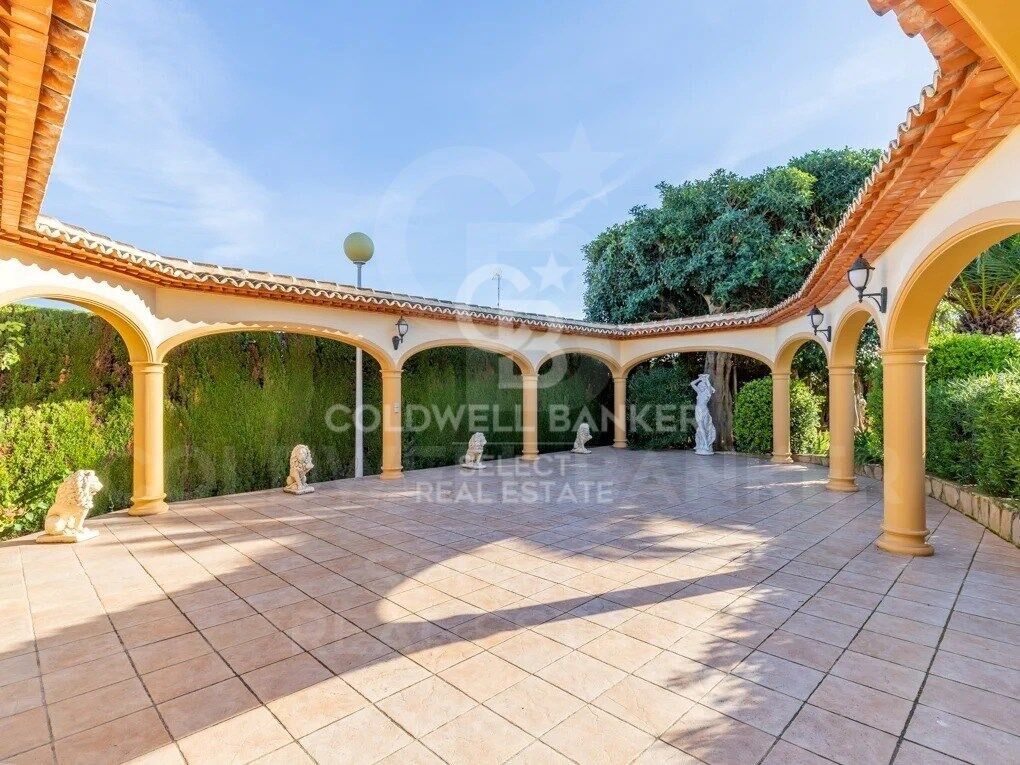 Luxurious villa by the sea