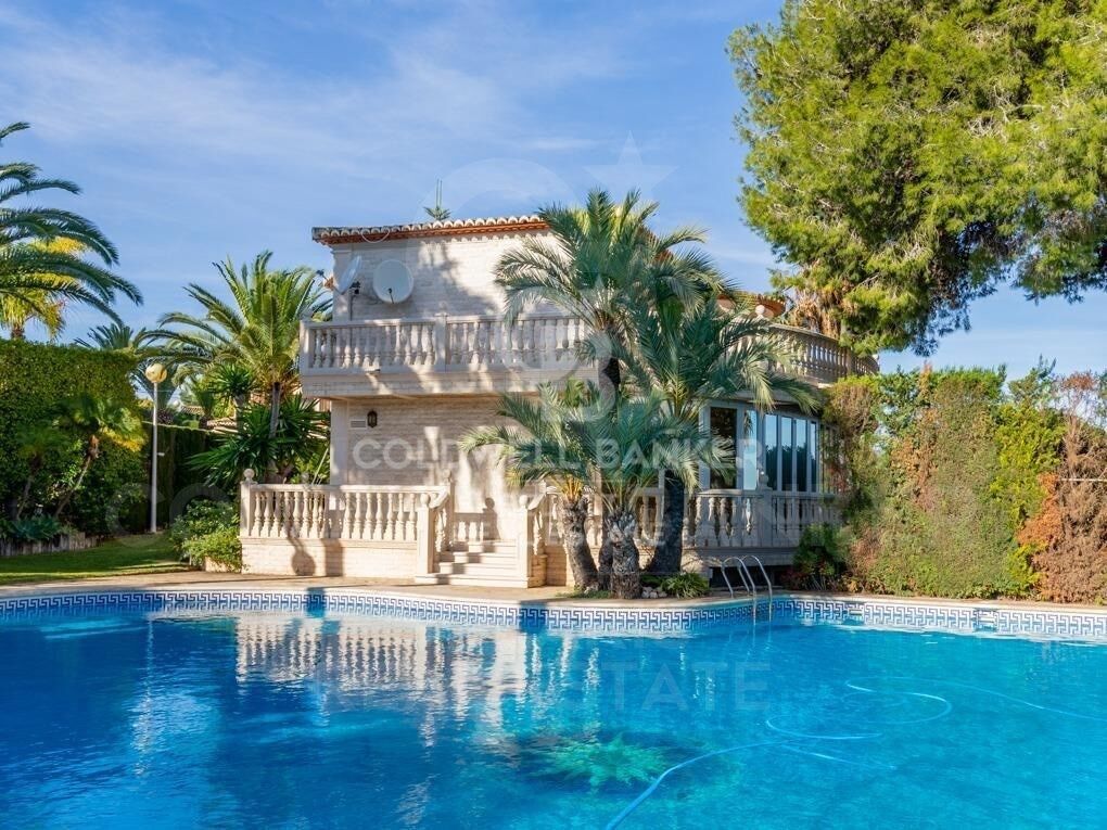 Luxurious villa by the sea