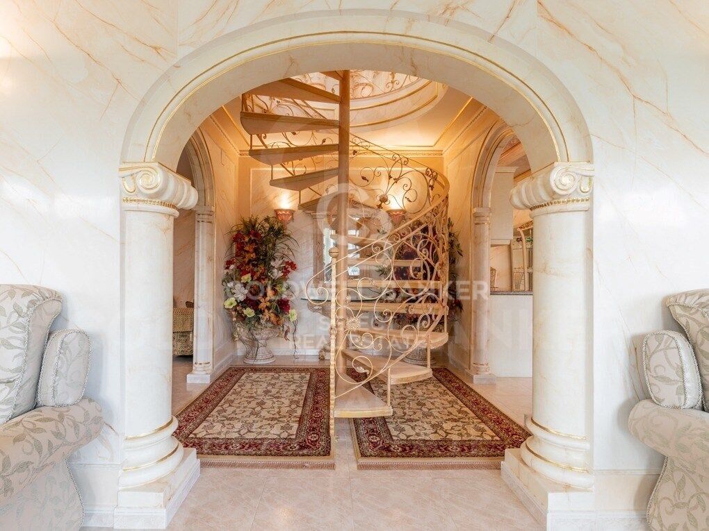 Luxurious villa by the sea