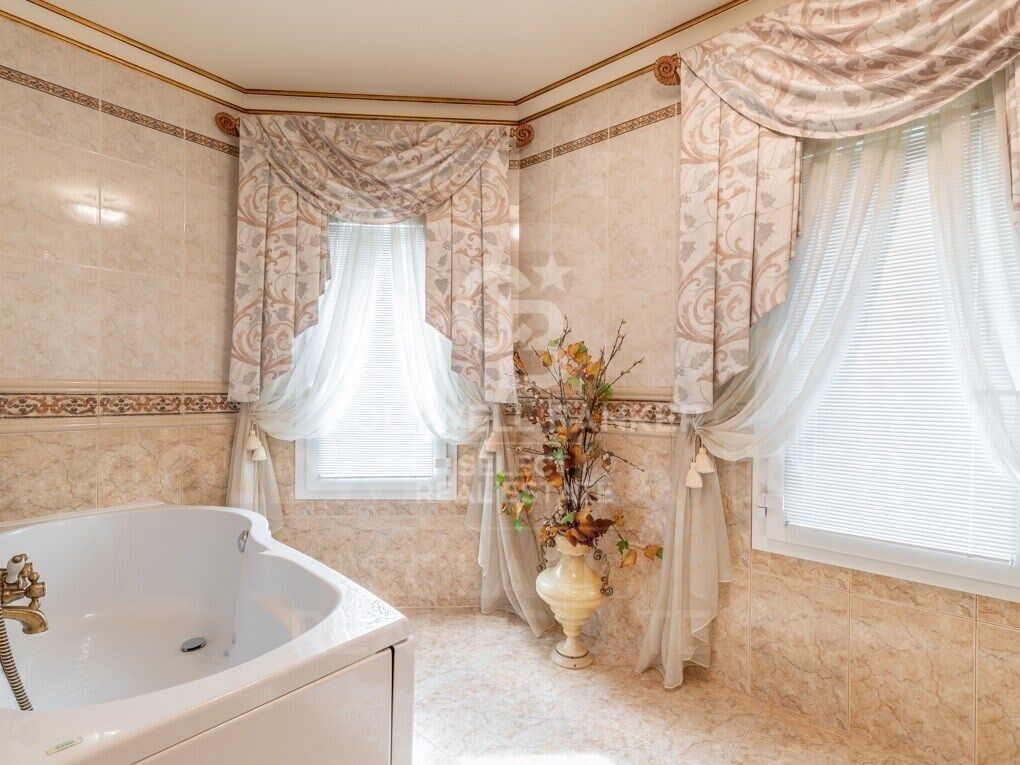 Luxurious villa by the sea