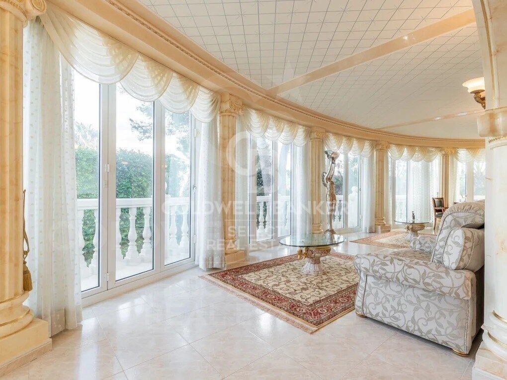 Luxurious villa by the sea