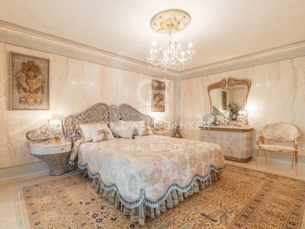 Luxurious villa by the sea