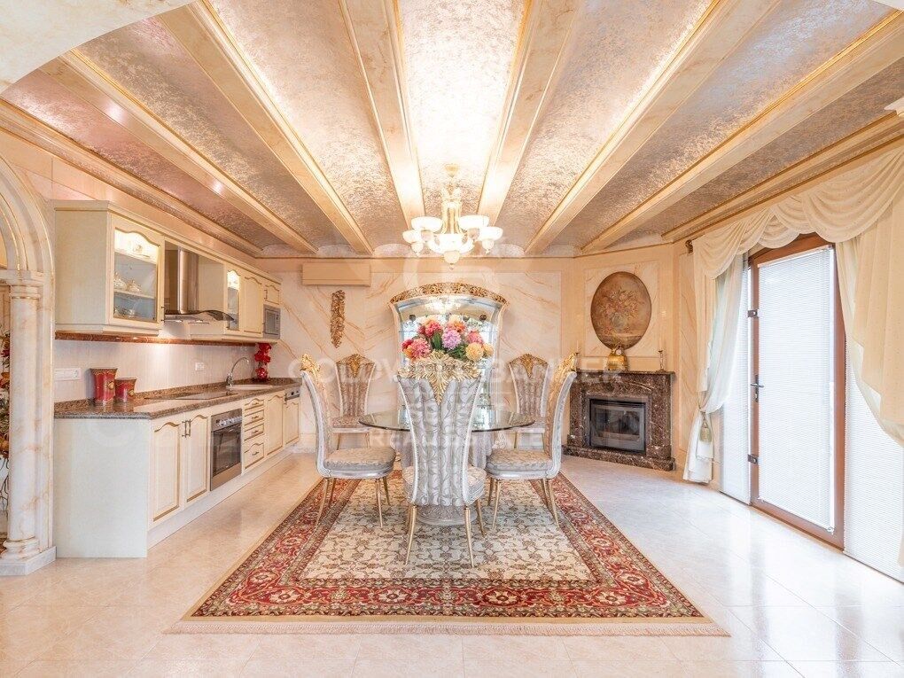 Luxurious villa by the sea