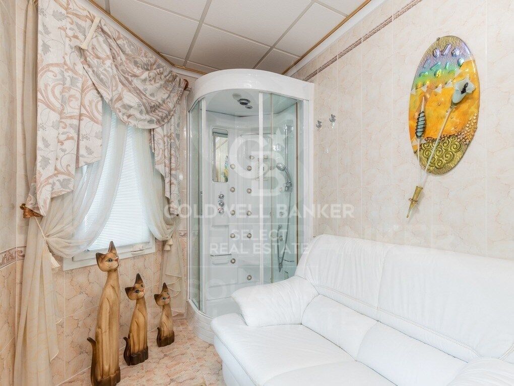 Luxurious villa by the sea