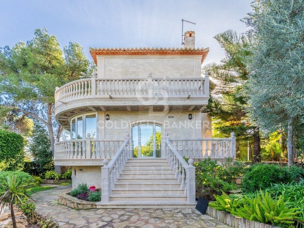 Luxurious villa by the sea