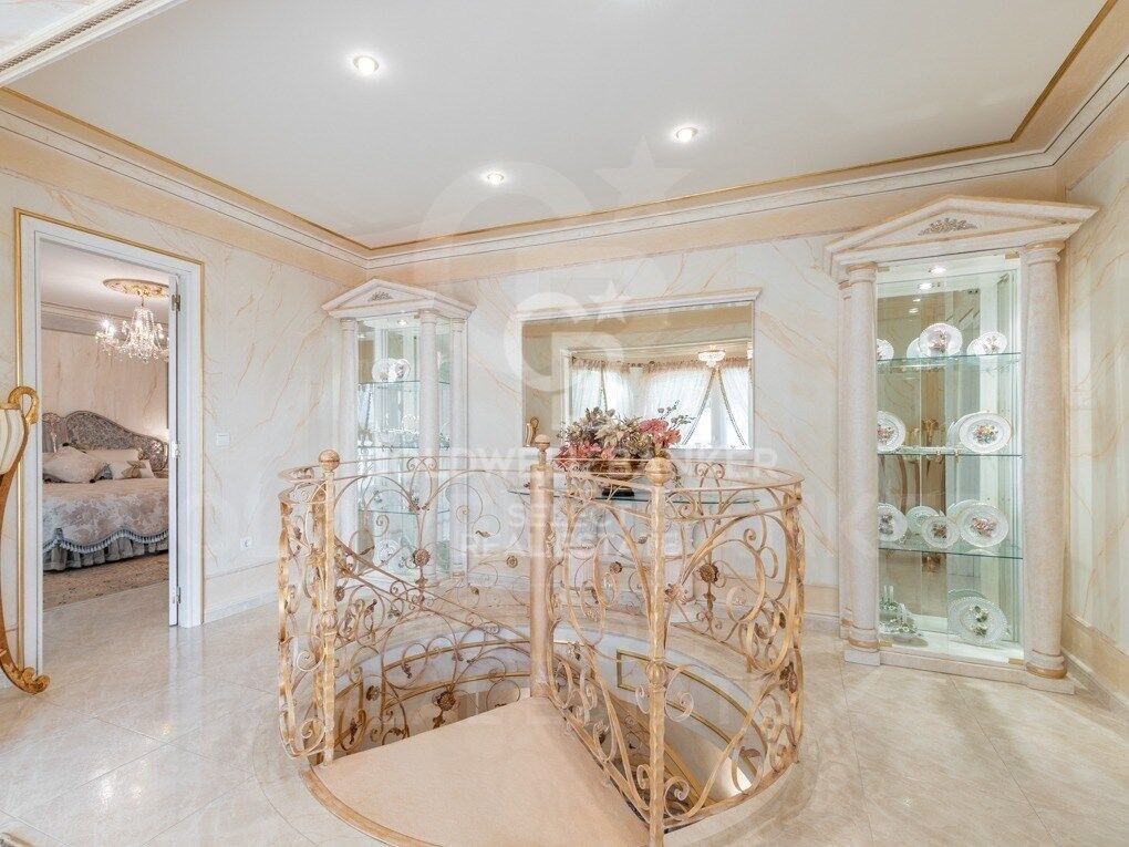 Luxurious villa by the sea