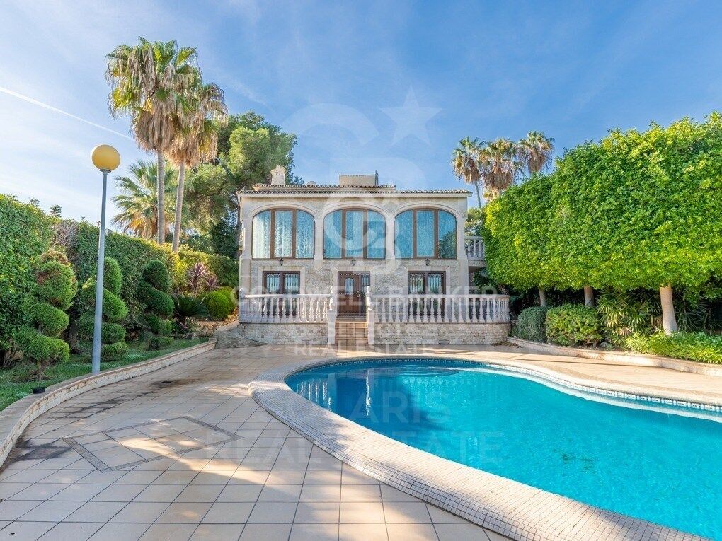 Elegant villa with sea views