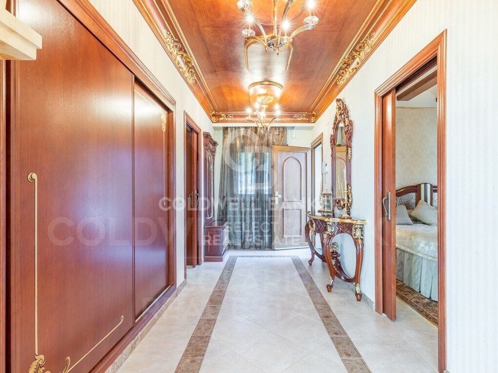 Elegant villa with sea views