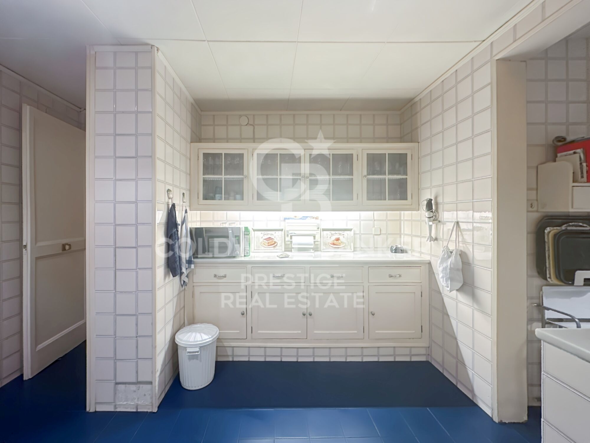 Spacious and bright apartment to renovate in Sant Gervasi.