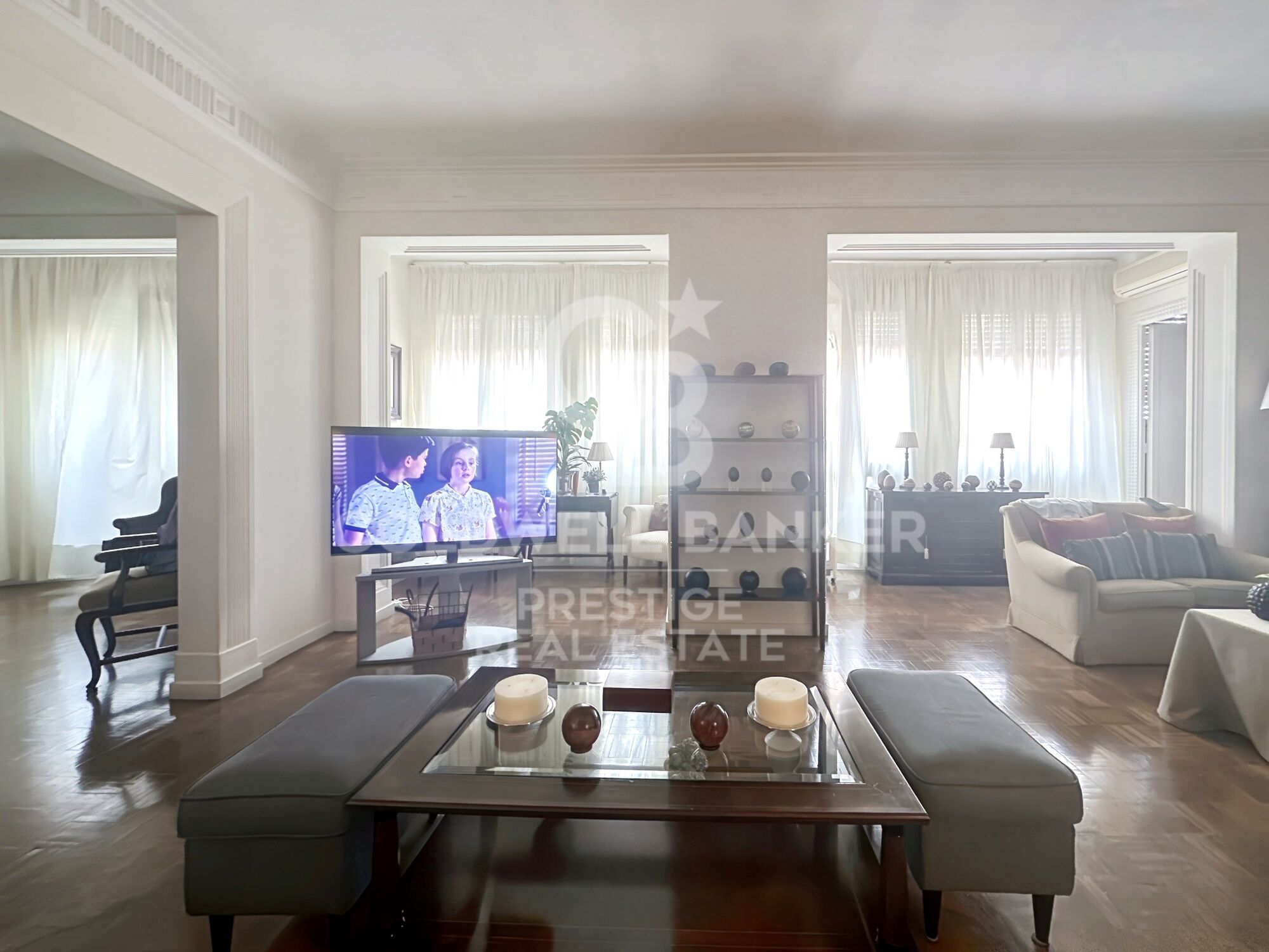 Spacious and bright apartment to renovate in Sant Gervasi.
