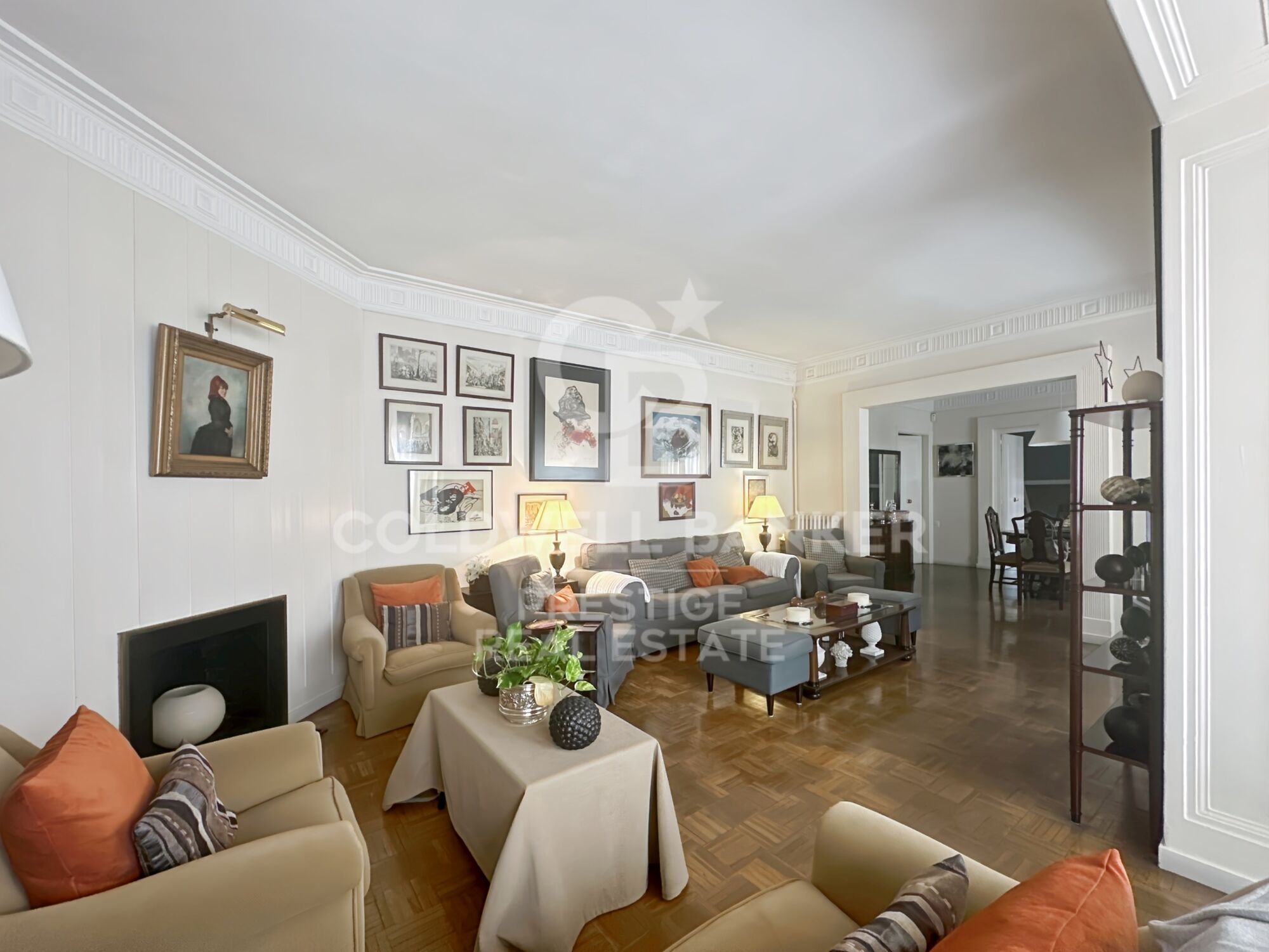 Spacious and bright apartment to renovate in Sant Gervasi.