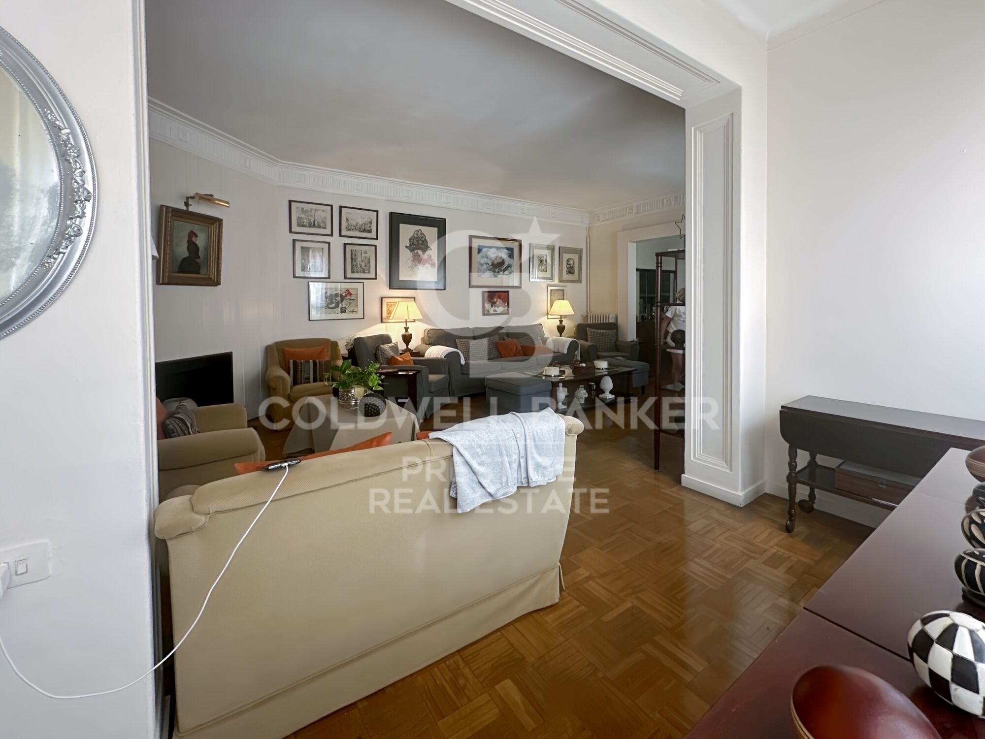 Spacious and bright apartment to renovate in Sant Gervasi.