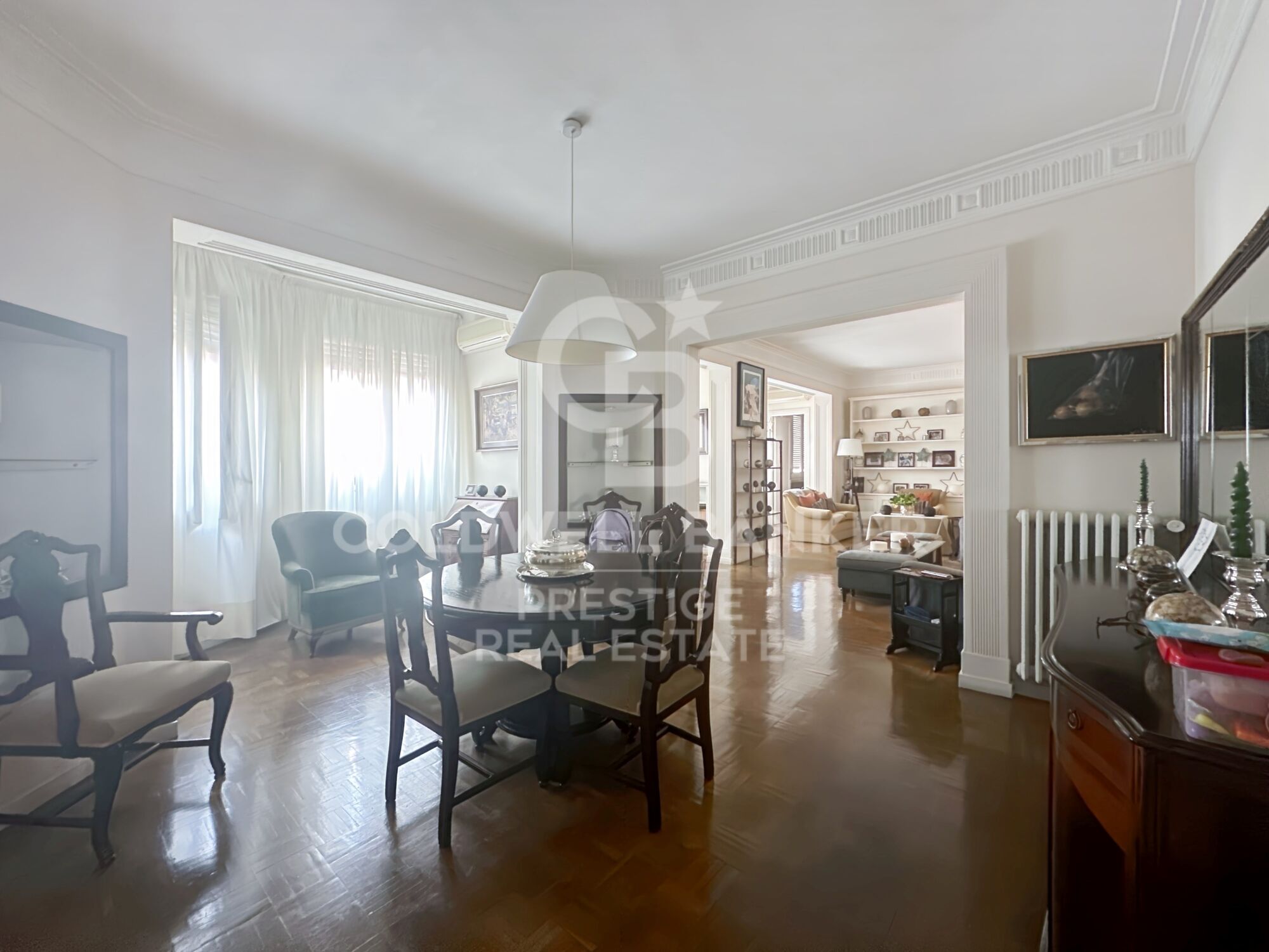 Spacious and bright apartment to renovate in Sant Gervasi.