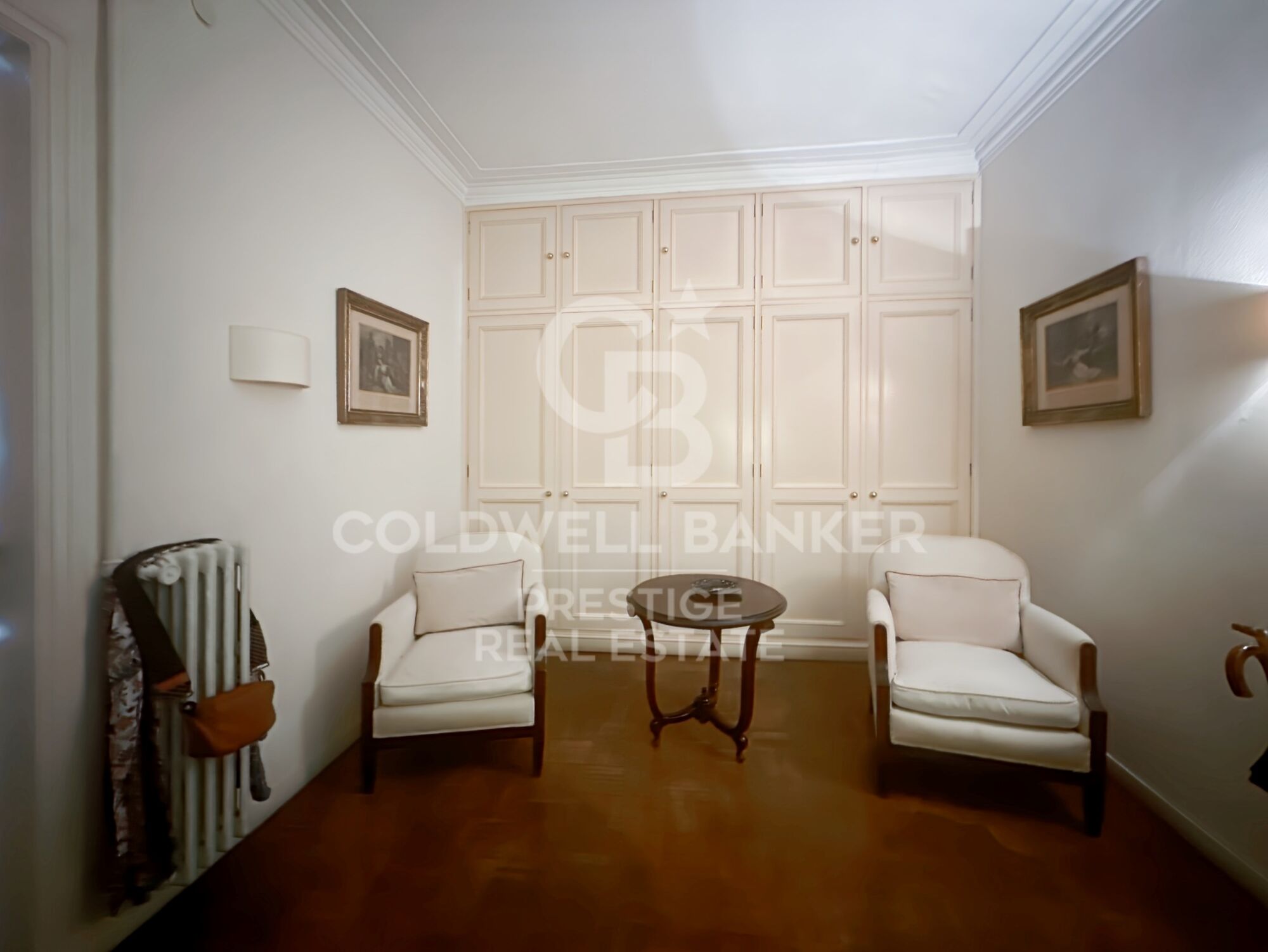 Spacious and bright apartment to renovate in Sant Gervasi.