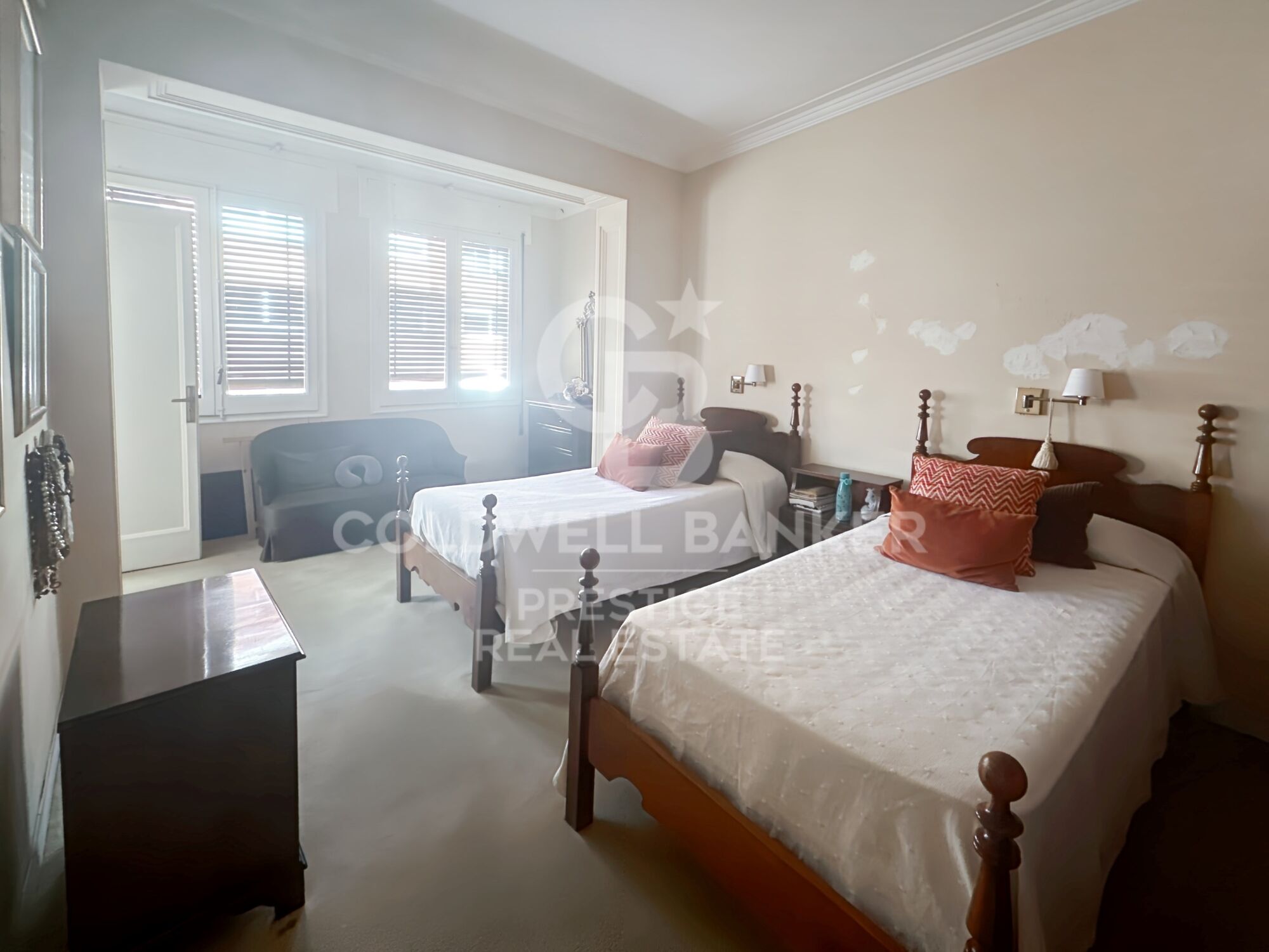 Spacious and bright apartment to renovate in Sant Gervasi.