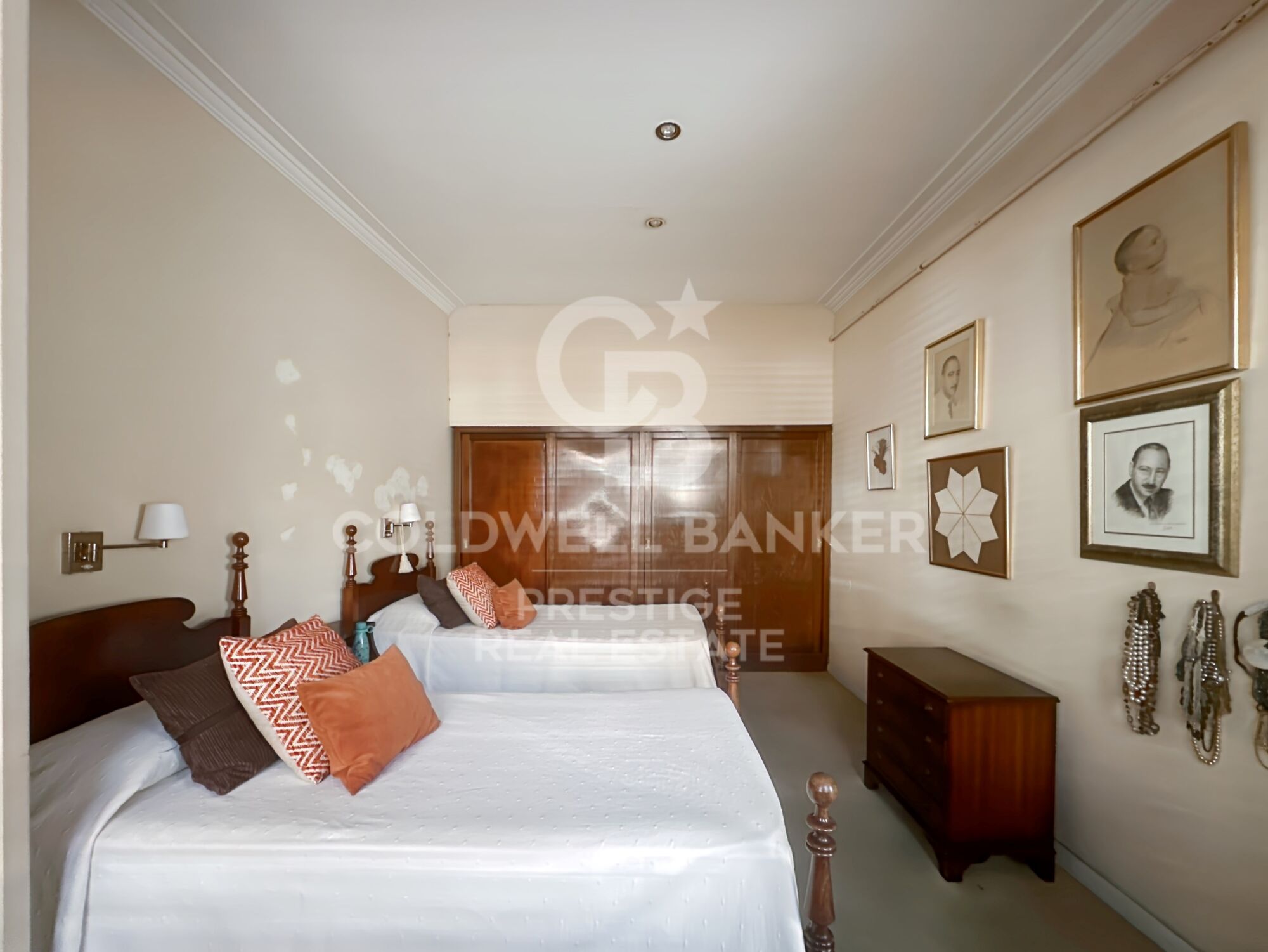 Spacious and bright apartment to renovate in Sant Gervasi.