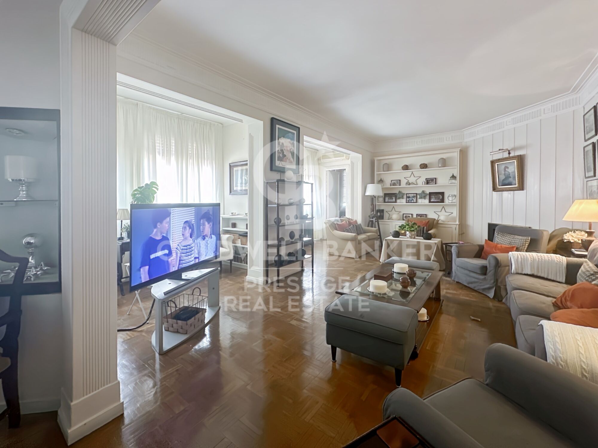 Spacious and bright apartment to renovate in Sant Gervasi.