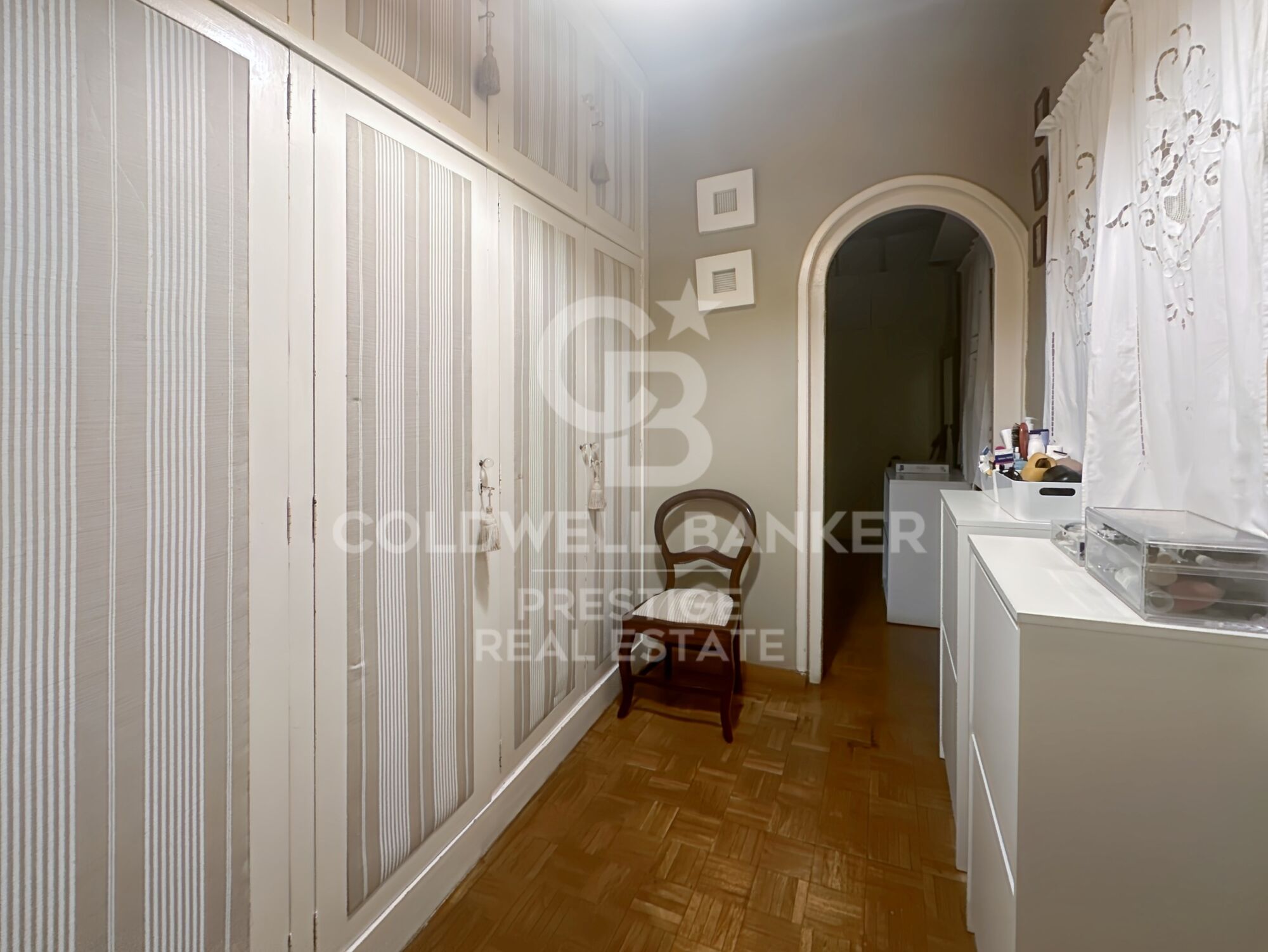 Spacious and bright apartment to renovate in Sant Gervasi.