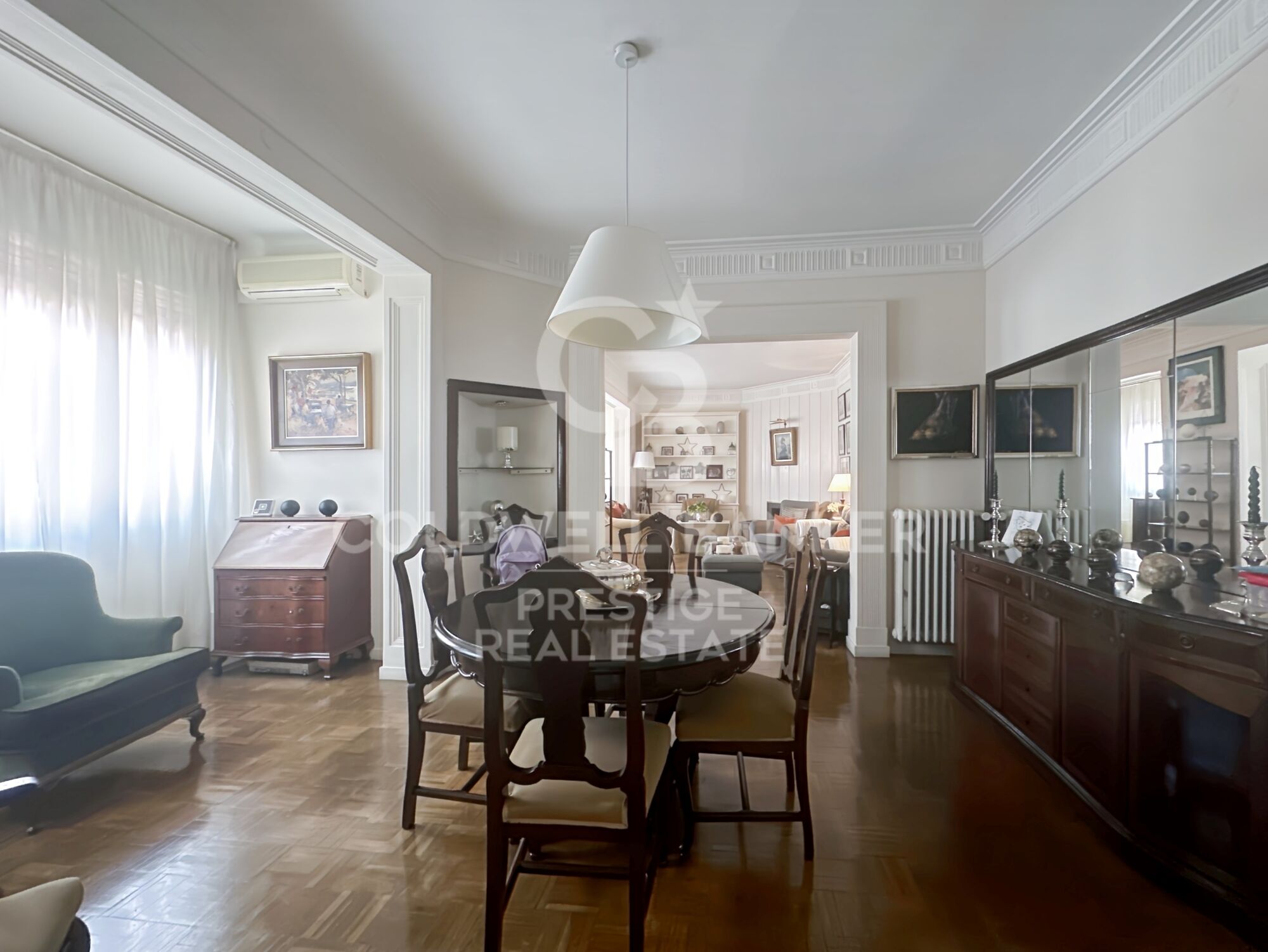 Spacious and bright apartment to renovate in Sant Gervasi.