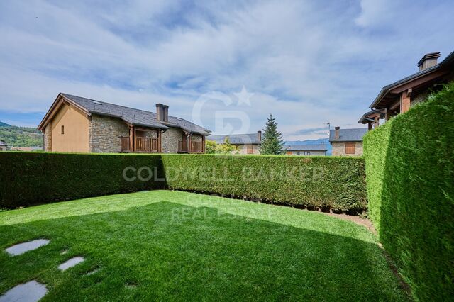 Fantástica adosada en Venta en Err con jardín privado