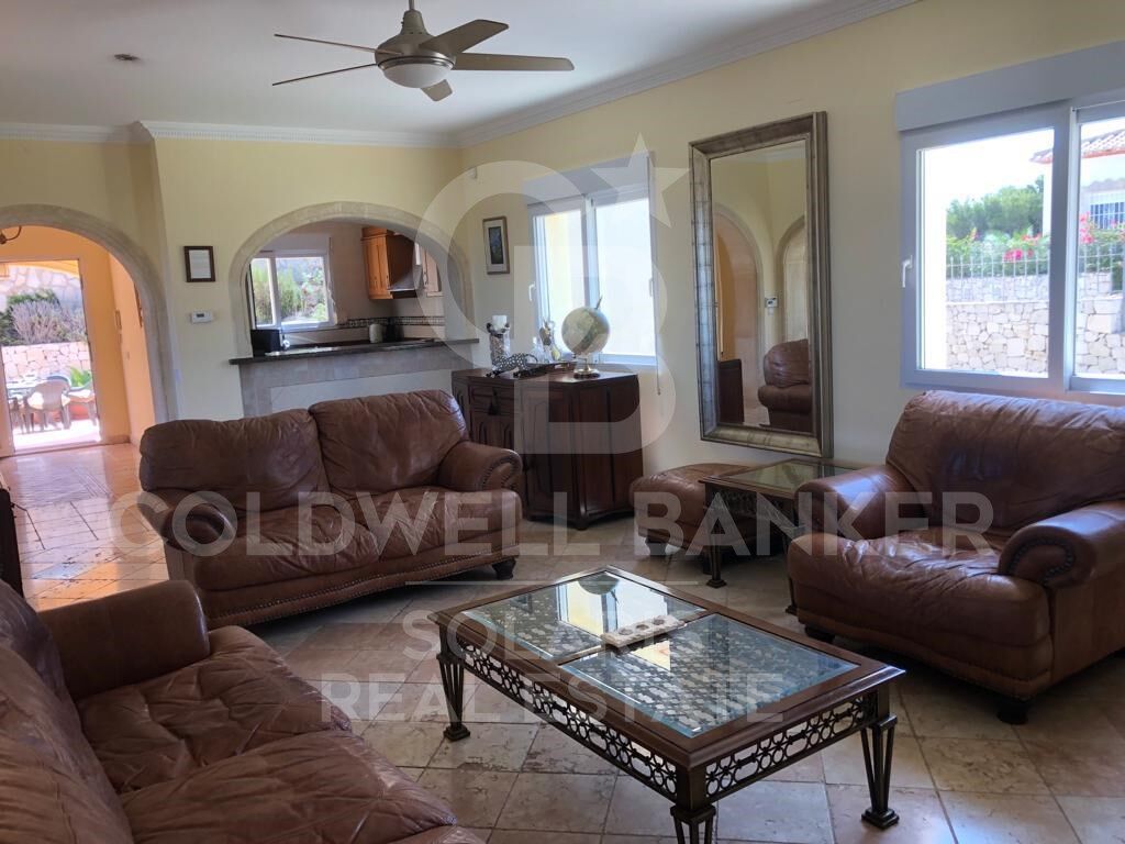 Charmante villa de style rustique-méditerranéen avec une vue spectaculaire sur la mer