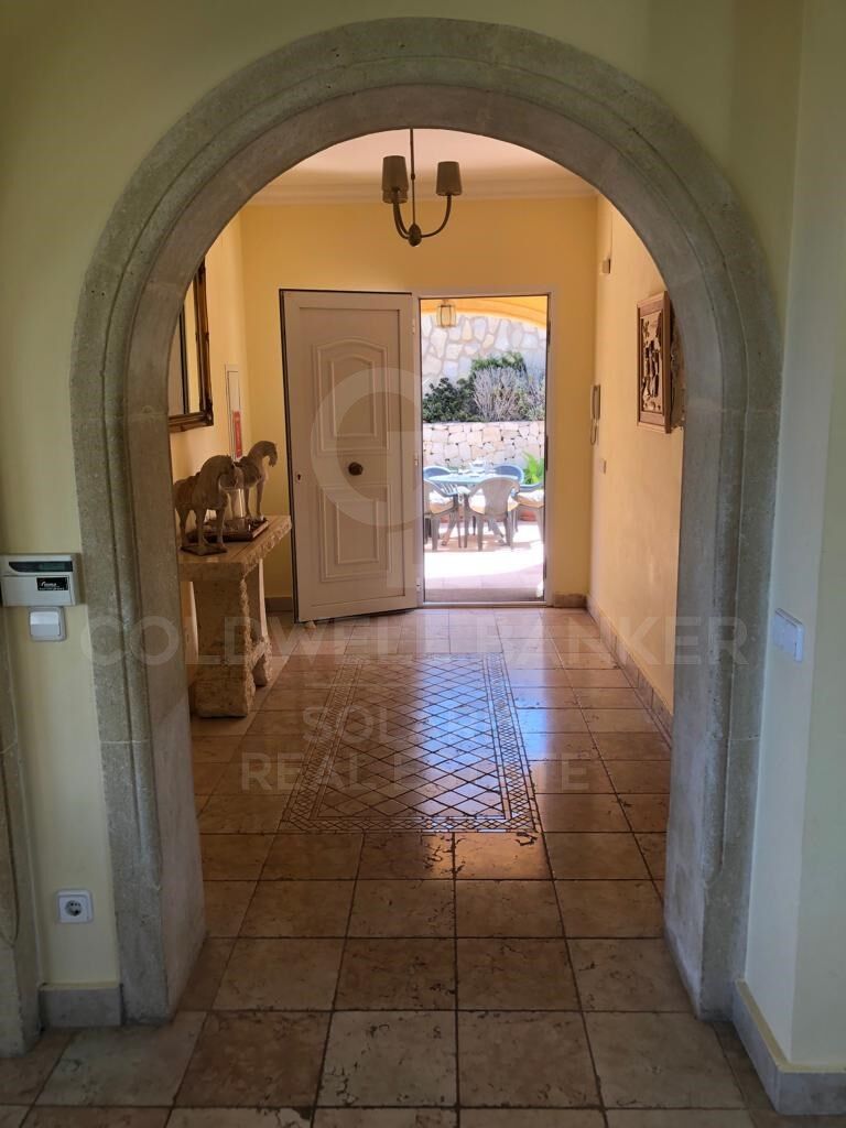 Charmante villa de style rustique-méditerranéen avec une vue spectaculaire sur la mer