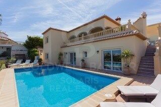 Charmante villa de style rustique-méditerranéen avec une vue spectaculaire sur la mer