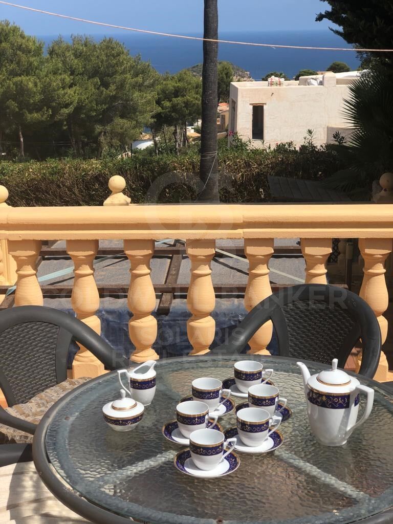 Charmante villa de style rustique-méditerranéen avec une vue spectaculaire sur la mer