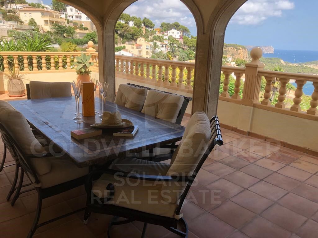 Charmante villa de style rustique-méditerranéen avec une vue spectaculaire sur la mer