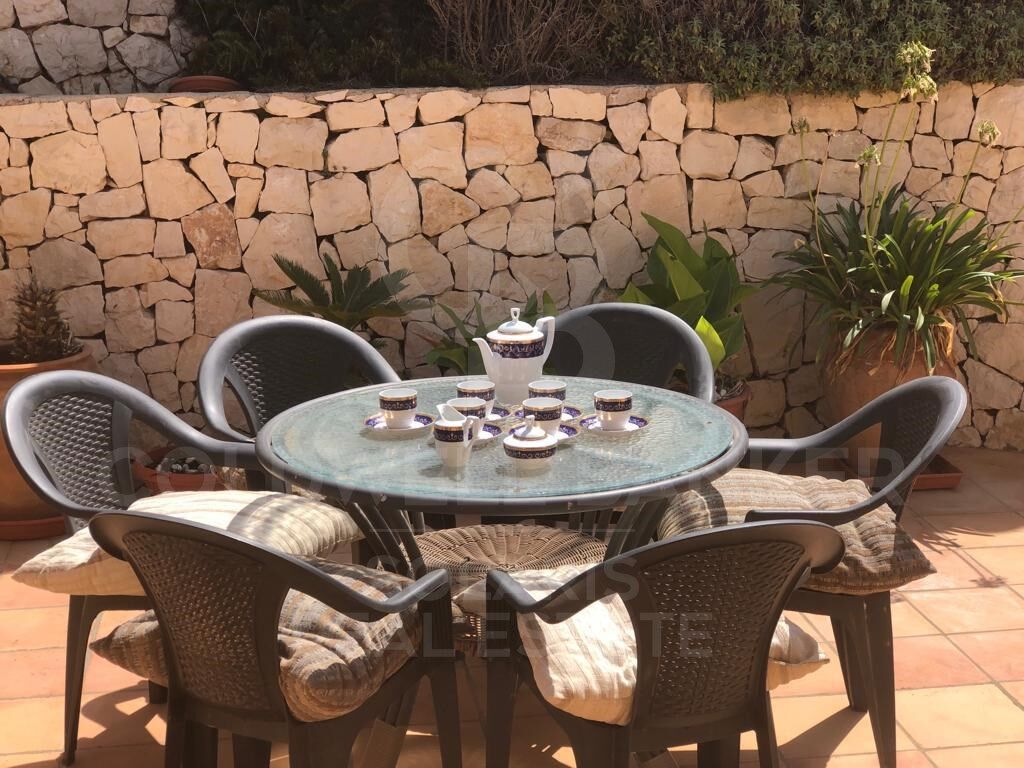 Charmante villa de style rustique-méditerranéen avec une vue spectaculaire sur la mer