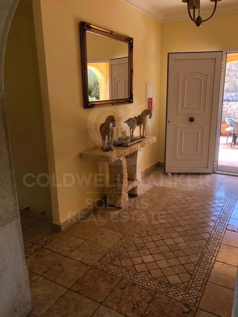 Charmante villa de style rustique-méditerranéen avec une vue spectaculaire sur la mer