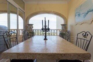 Charmante villa de style rustique-méditerranéen avec une vue spectaculaire sur la mer