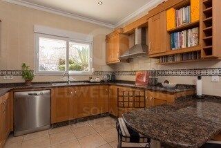 Charmante villa de style rustique-méditerranéen avec une vue spectaculaire sur la mer