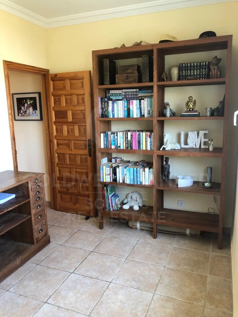 Charmante villa de style rustique-méditerranéen avec une vue spectaculaire sur la mer