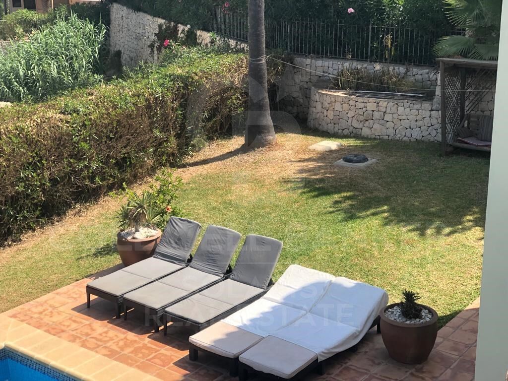 Charmante villa de style rustique-méditerranéen avec une vue spectaculaire sur la mer