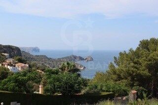 Charmante villa de style rustique-méditerranéen avec une vue spectaculaire sur la mer