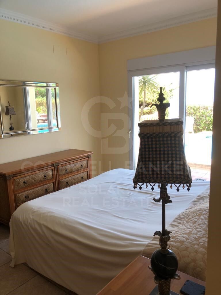 Charmante villa de style rustique-méditerranéen avec une vue spectaculaire sur la mer