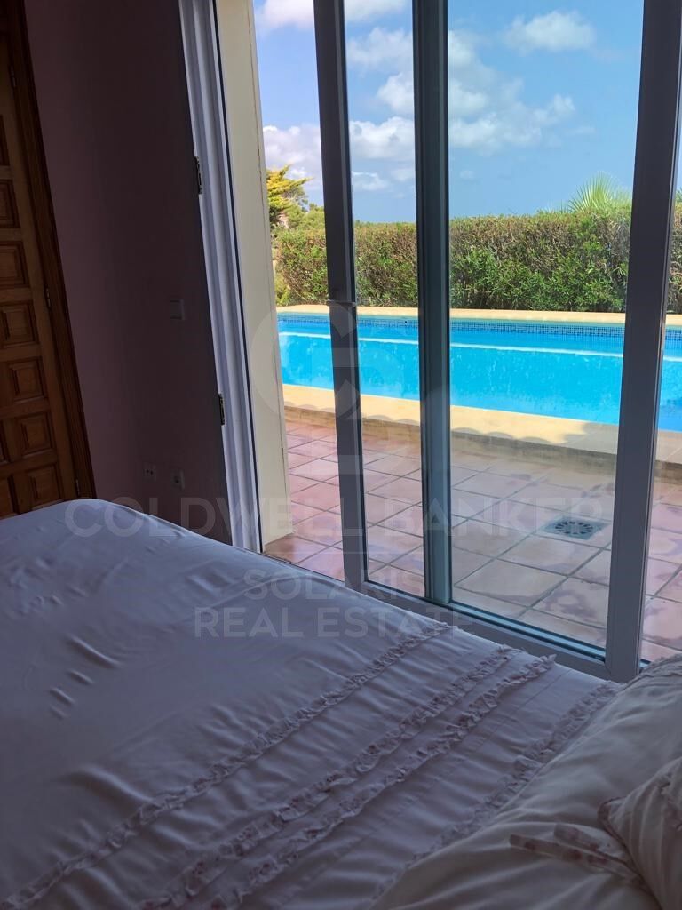 Charmante villa de style rustique-méditerranéen avec une vue spectaculaire sur la mer