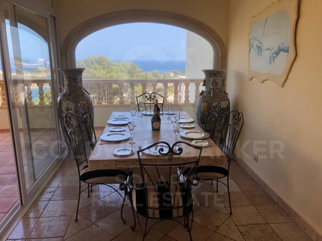 Charmante villa de style rustique-méditerranéen avec une vue spectaculaire sur la mer