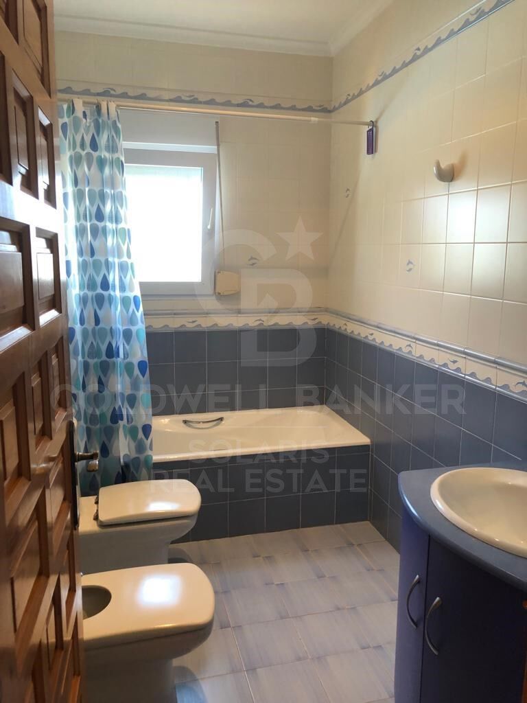 Charmante villa de style rustique-méditerranéen avec une vue spectaculaire sur la mer