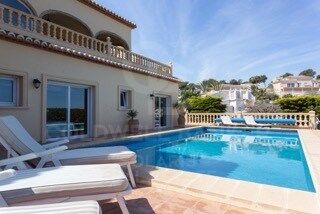 Charmante villa de style rustique-méditerranéen avec une vue spectaculaire sur la mer