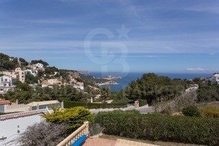 Charmante villa de style rustique-méditerranéen avec une vue spectaculaire sur la mer
