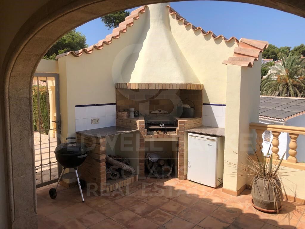 Charmante villa de style rustique-méditerranéen avec une vue spectaculaire sur la mer