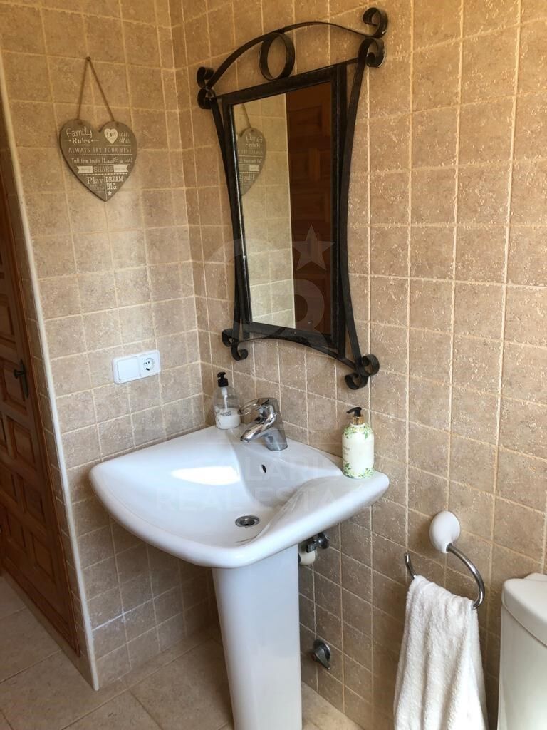 Charmante villa de style rustique-méditerranéen avec une vue spectaculaire sur la mer