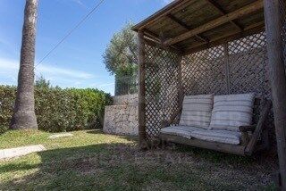 Charmante villa de style rustique-méditerranéen avec une vue spectaculaire sur la mer