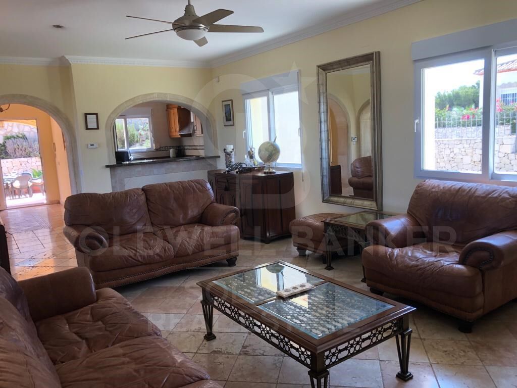 Encantadora villa de estilo rústico-mediterráneo con vistas espectaculares al mar