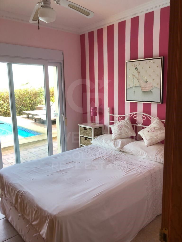 Encantadora villa de estilo rústico-mediterráneo con vistas espectaculares al mar