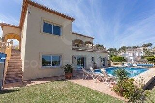 Encantadora villa de estilo rústico-mediterráneo con vistas espectaculares al mar